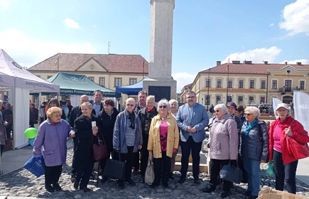 Grupowe zdjęcie seniorów z Starosta bocheńskim na płycie rynku w Bochni