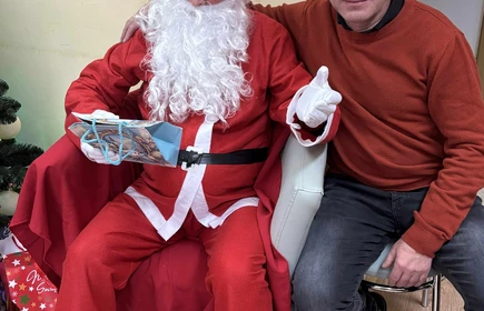 Kierownik_DDSW_siedzi_obok_mikołaja