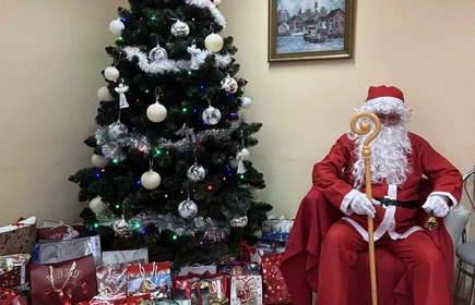 Mikołaj_Siedzi_obok_choinki