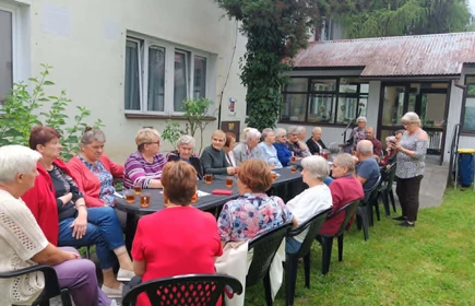 Seniorzy_grilują_na_swiezym_powietrzu