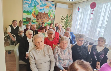 Na_zdjeciu_grupa_seniorow_z_Bochnia_Oglada_wsytep