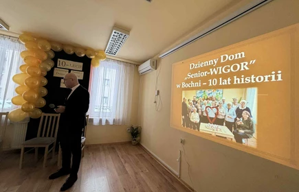 Kierownik_prezentuje_slajdy