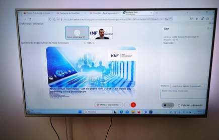 Na_dużym_ekranie_prowadzący_rozpoczyna_webinarium