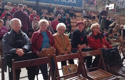 grupa seniorów siedzących na krzesłach na publiczności podczas festiwalu integracja malowana dźwiekiem