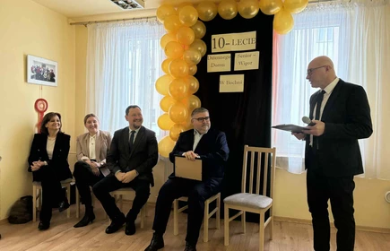 Kierownik_przemawia_do_senioro_i_zaproszonych_gosci