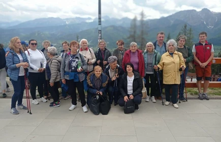 Grupa seniorów na Gubałówce , w tyle Tatry