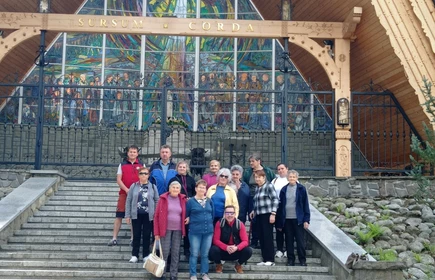 Grupa seniorów stojących na schodach przy Sanktuarium na Krzeptówkach