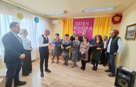 Na_zdjeciu_wystep_seniorow_z_rzezawy