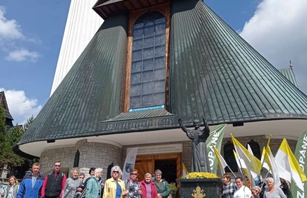 Grupa Seniorów stojąca na schodach przed Kościołem na Krzeptówkach