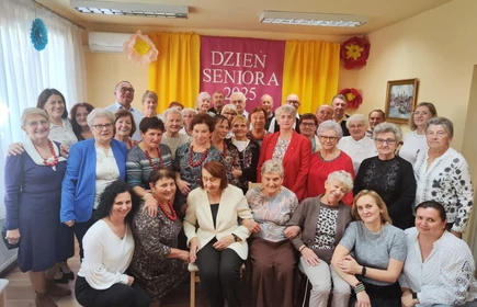 Na_fotografii_zdjecie_grupowe_seniorow_z_bochni