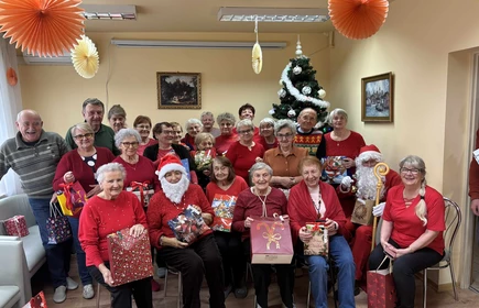 Zdjęcie_przedstawia_grupę_seniorow_w_czerwonych_ubraniach