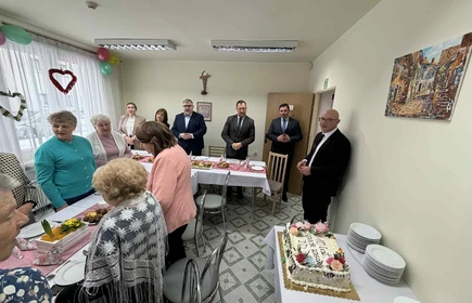 Goscie_i_seniorzy_przy_stole_jubileuszowym