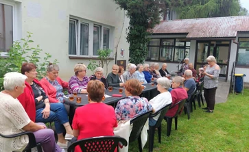 Seniorzy_grilują_na_swiezym_powietrzu