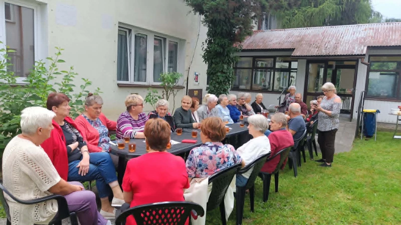 Seniorzy_grilują_na_swiezym_powietrzu
