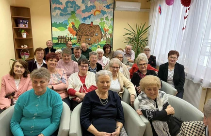 Seniorzy_sluchaja_przemowienia