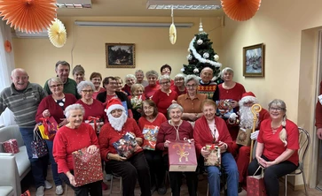 Zdjęcie_przedstawia_grupę_seniorow_w_czerwonych_ubraniach