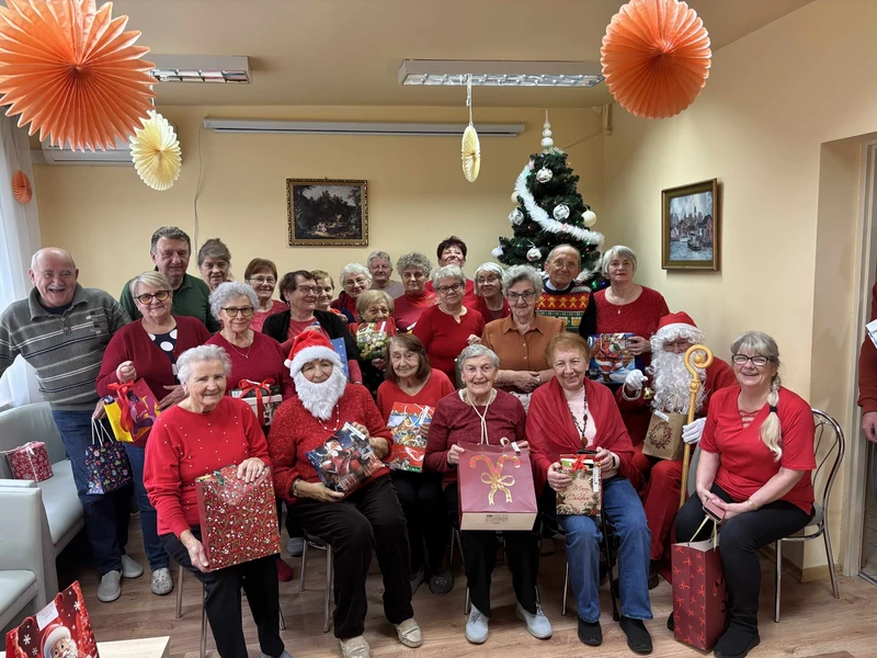 Zdjęcie_przedstawia_grupę_seniorow_w_czerwonych_ubraniach