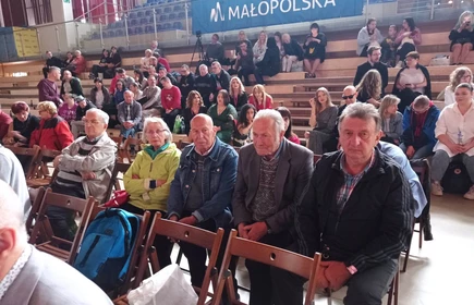 grupa seniorów siedzących na krzesłach na publiczności podczas festiwalu integracja malowana dźwiękiem