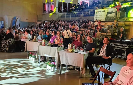 Przy_stołach_obraduje_jury